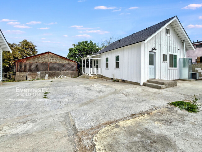 Building Photo - Lovely 2-Bedroom Duplex with Modern Comfor...