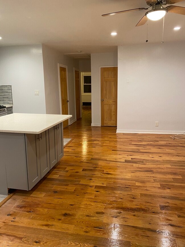 Foto del edificio - 964 E 99th St