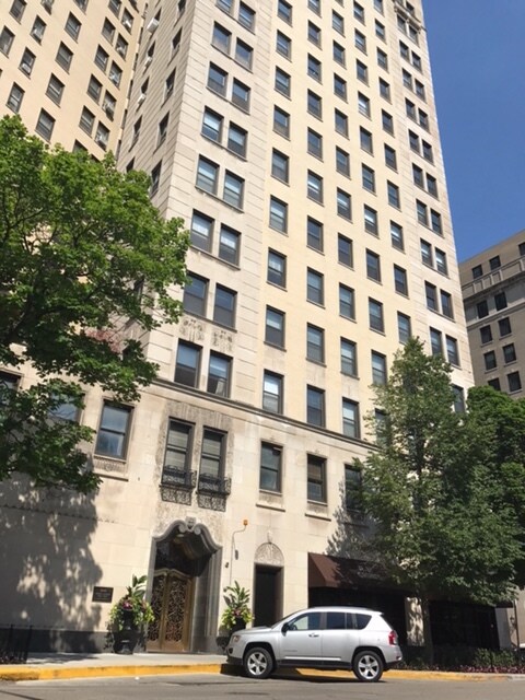 Foto principal - 2000 N Lincoln Park W