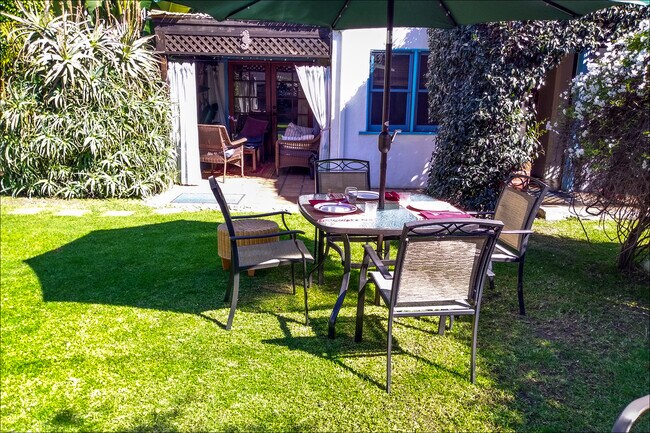 Amplio patio de uso exclusivo con juego de comedor para 4 personas. Cabaña techada al fondo. - 14 S Venice Blvd