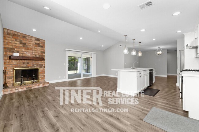 Foto del edificio - Exquisite 4-Bedroom Home with Updated Kitc...