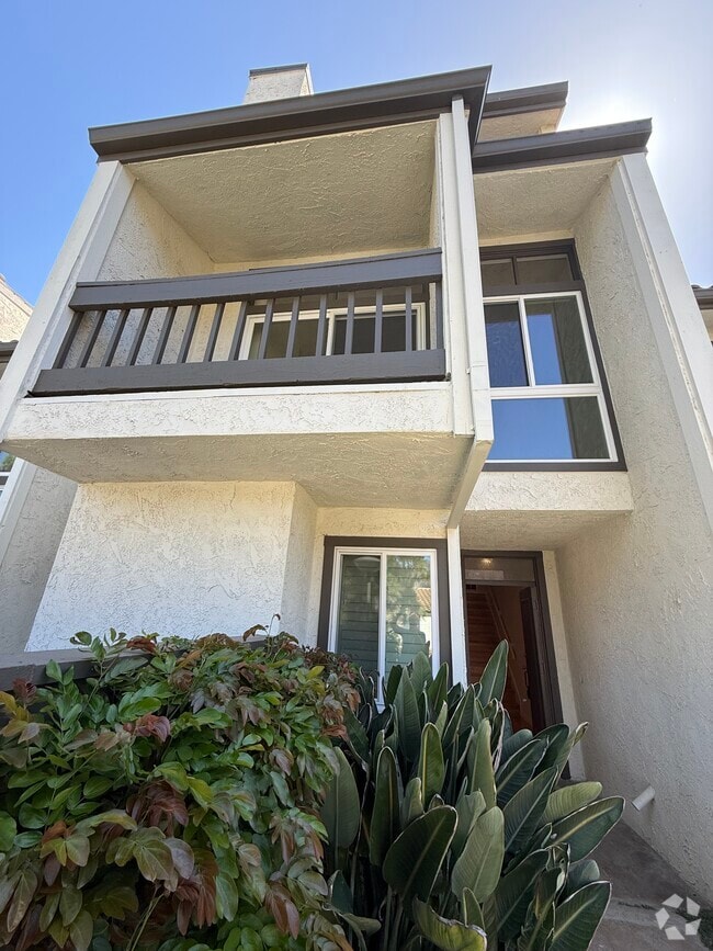 Building Photo - 1758 Palisades Dr