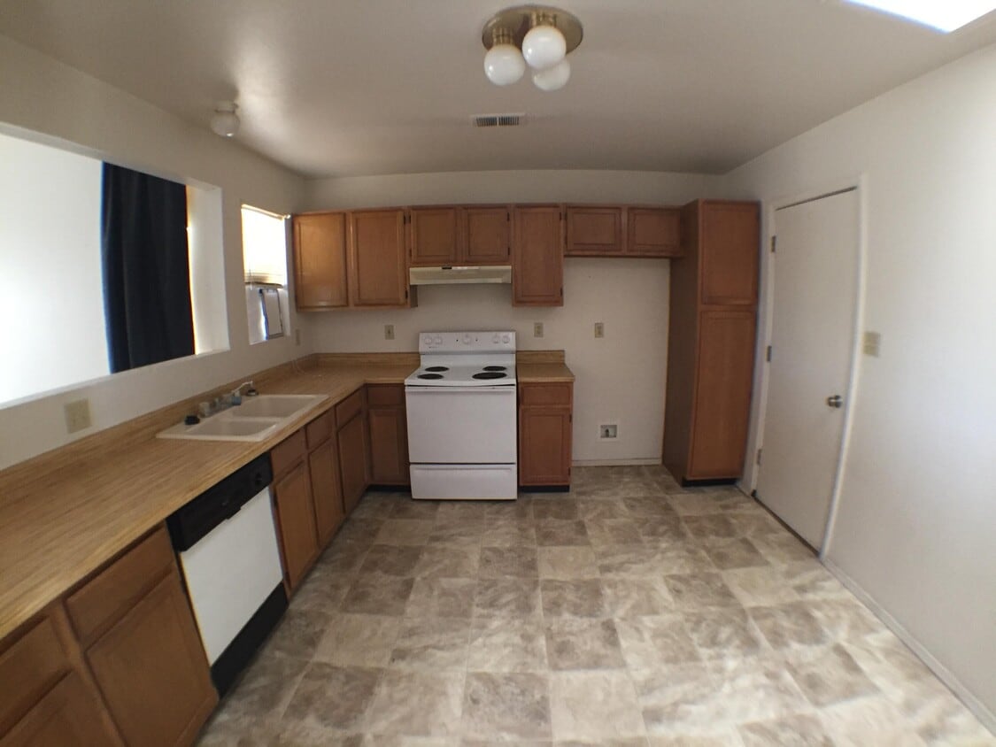 Building Photo - 1368 Lil Ave NE