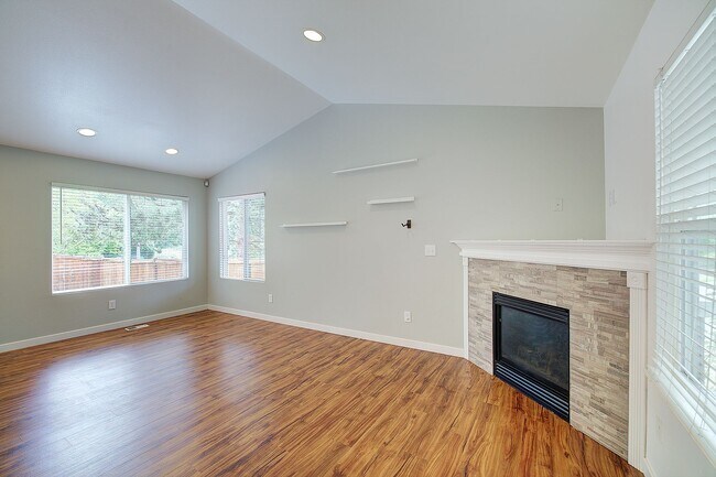 Building Photo - 3Bd/2.5Ba Everett Home