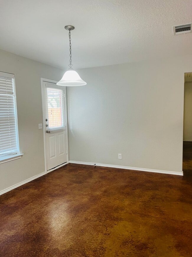 Building Photo - Cute Home Next to Walking Trail