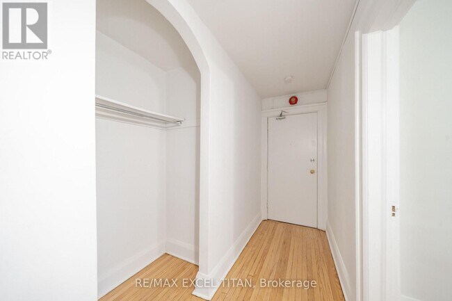 Photo du bâtiment - 4 Kingston Rd