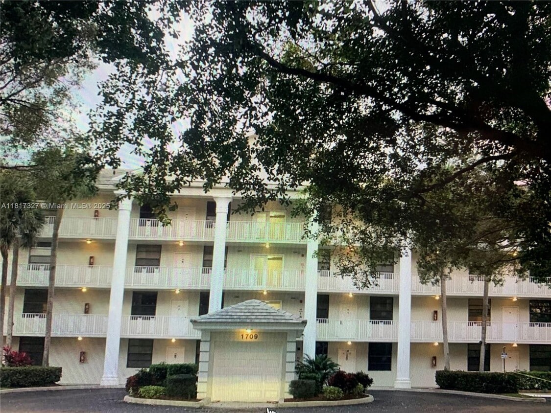 Foto principal - 1709 Whitehall Dr