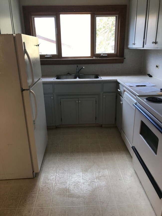 Photo du bâtiment - 3 Bed 1 Bath Unit in Red Deer, AB
