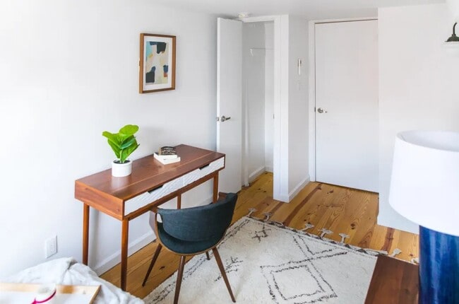 Foto del edificio - Furnished room/NOT APARTMENT