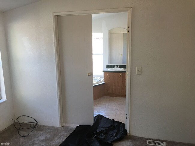 Building Photo - 3 br, 2 bath Mobile Home - 2811 E 16th St