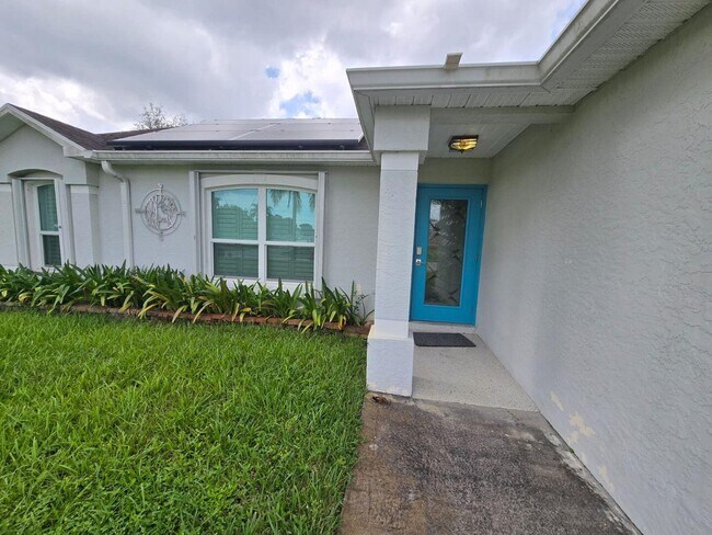 Building Photo - 862 SW Carmelite St