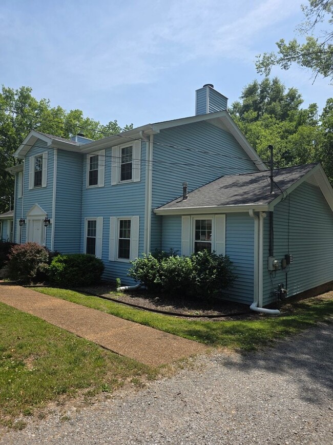 Building Photo - 2 bedroom 1.5 bath townhome in Hendersonville with garage