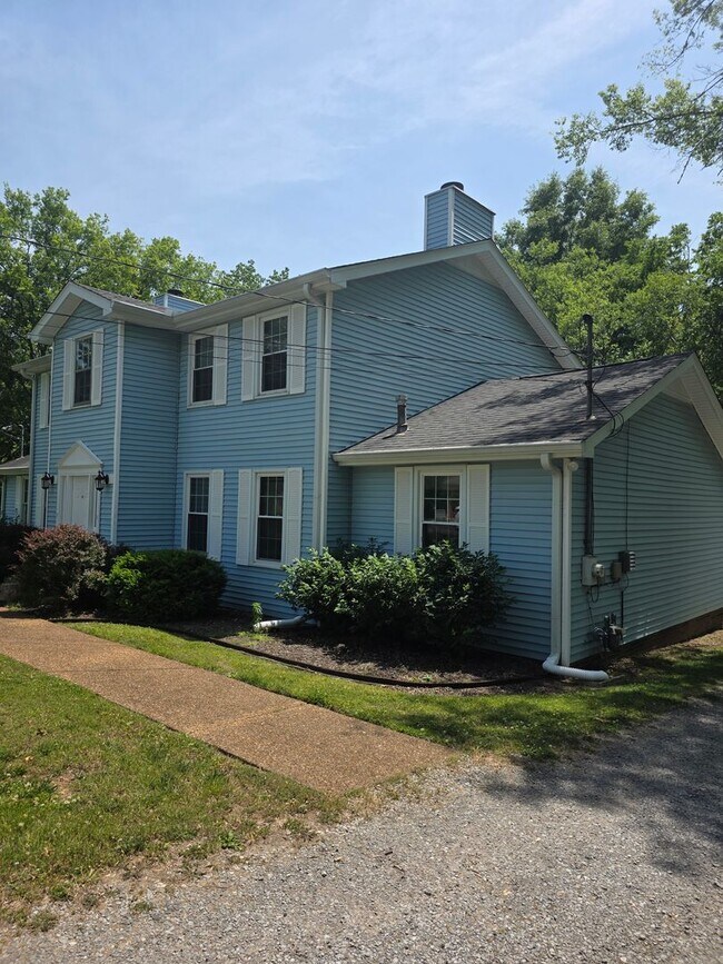 Foto del edificio - 2 bedroom 1.5 bath townhome in Hendersonville with garage