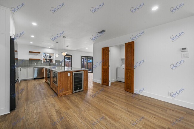 Foto del edificio - Modern Fully Remodeled 3/3 Near White Rock...