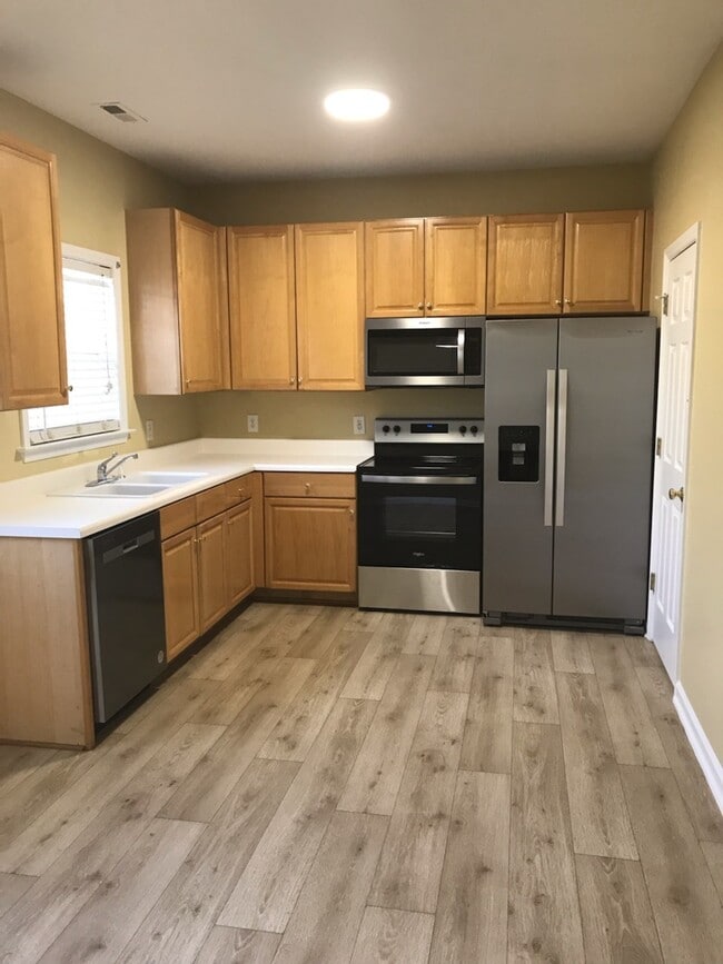 Building Photo - 2873 Bennington Dr