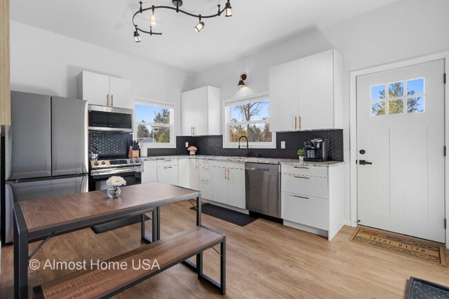 Building Photo - 1335 Rhode Island St