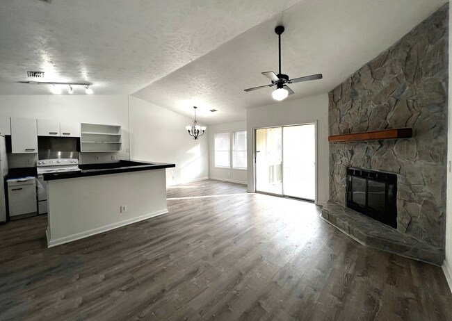 Building Photo - 6801 Willowbrook Dr