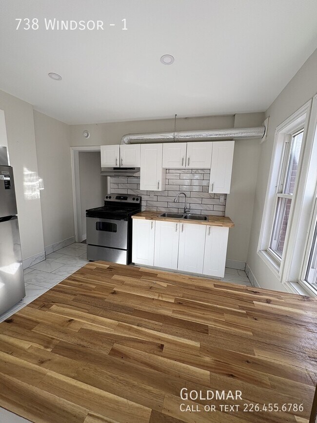 Photo du bâtiment - New Listing on Windsor Ave