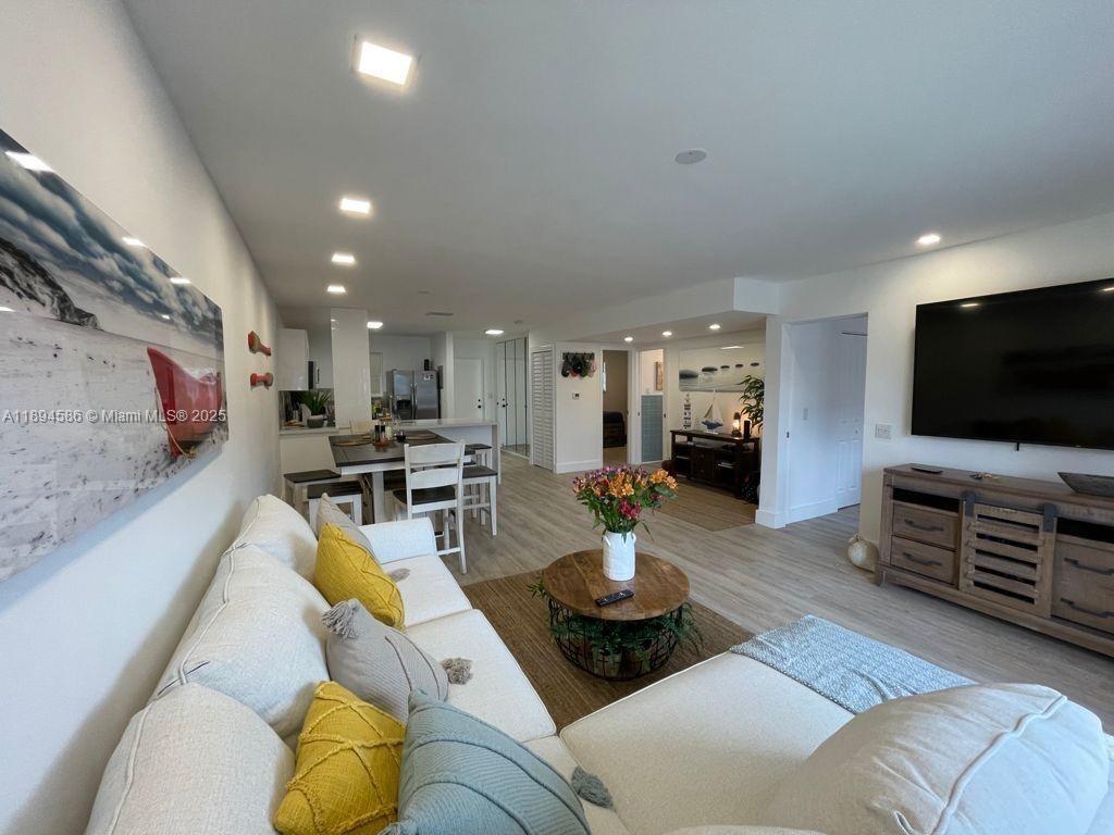 Foto principal - 3944 NE 167th St
