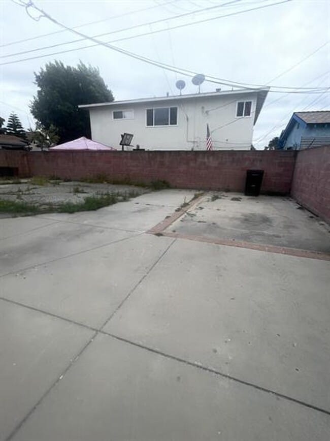 Building Photo - 1100 W 39th Pl