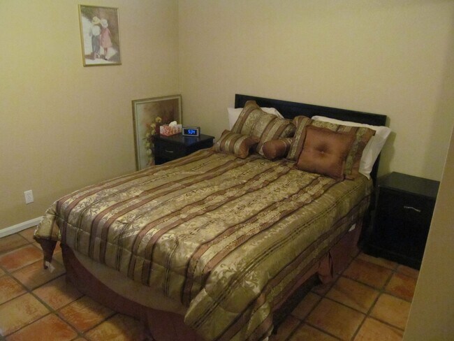 Building Photo - 2BR/2BA HOME W/ 2 CAR GARAGE AND COMMUNITY...