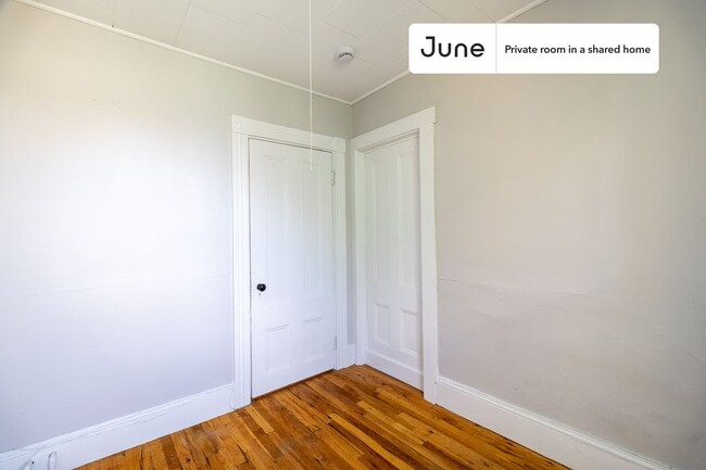 Foto del edificio - Private bedroom in 4 bed/1 bath Home