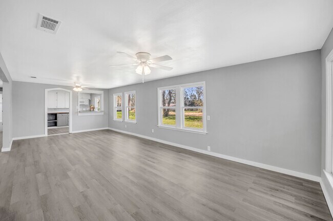 Foto del edificio - 4255 State Highway 323 W