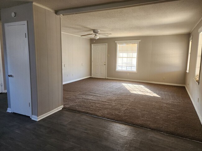 Foto del edificio - 1402 S McAuley Dr