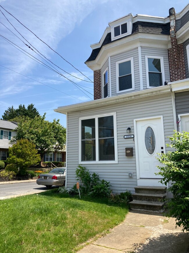 Building Photo - Fully renovated 3 bedroom, 2.5 bathroom en...