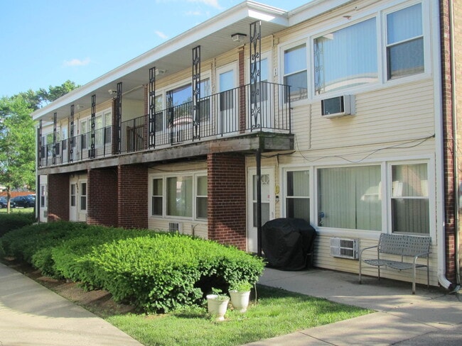 Building Photo - 772 E 5th Ct