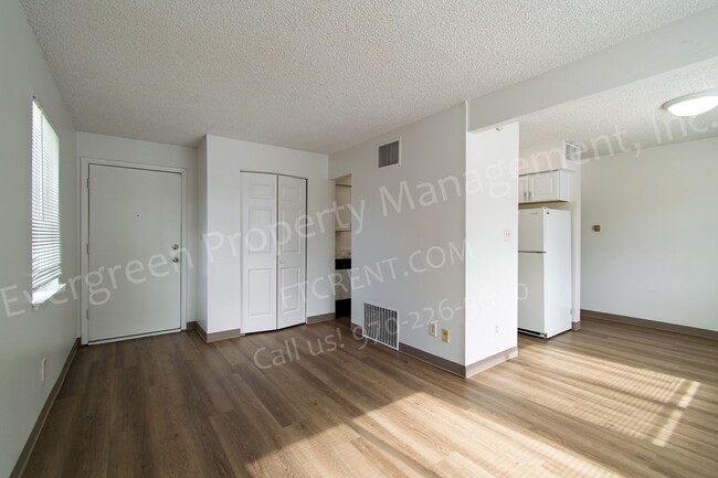 Building Photo - 1 Bedroom Condo - Great Unit in a Great Lo...