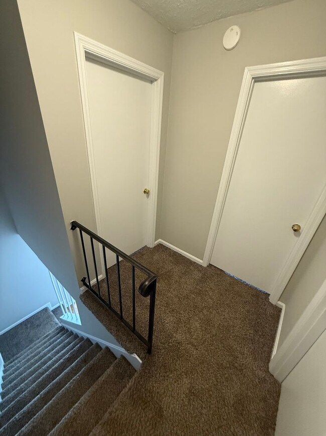 Foto del edificio - 3-bedroom, 2 full bath duplex in the desirable Lansdowne area offers comfort and convenience.