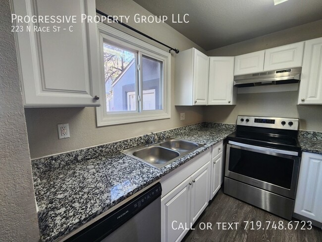 Building Photo - 3 Bed / 2.5 Baths Townhouse for Only $1,79...