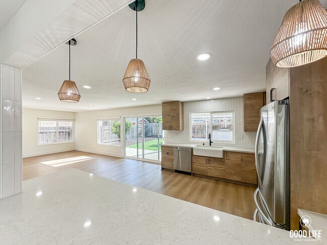 Foto del edificio - Executive Luxury Living in Mira Mesa | Fully Remodeled 4BR Residence with Private Balcony & Enter...