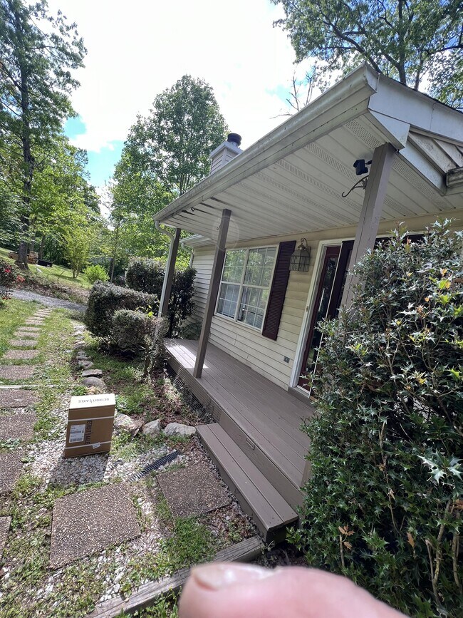 Foto del edificio - 137 Tulip Rd