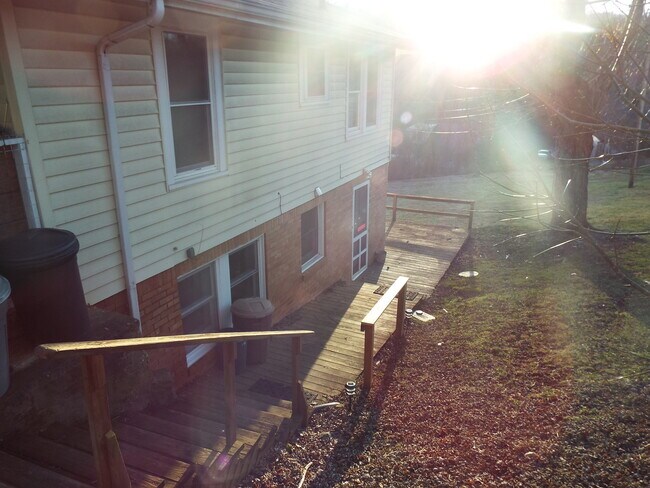 Foto del edificio - 2 Bedroom 1 Bath Basement Apartment in Historic Downtown Sylva $1300 a month with year-long lease.