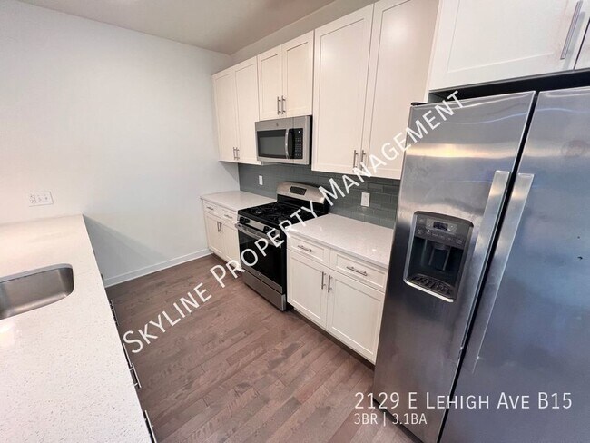 Building Photo - Gorgeous 3 Bedroom Condo W/ Parking For Re...