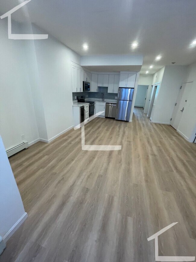 Building Photo - Newly renovated 3 bed unit in a prime loca...