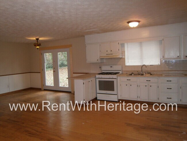 Building Photo - GREAT BRICK RANCH HOME / OPEN FLOOR PLAN 2...