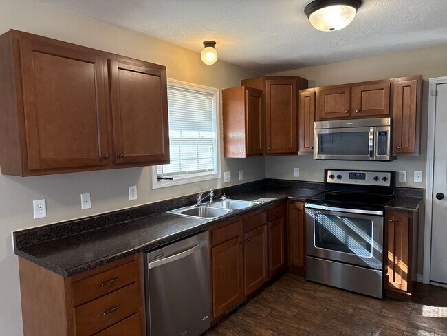 Building Photo - Beautiful Home in Deer Lake Estates