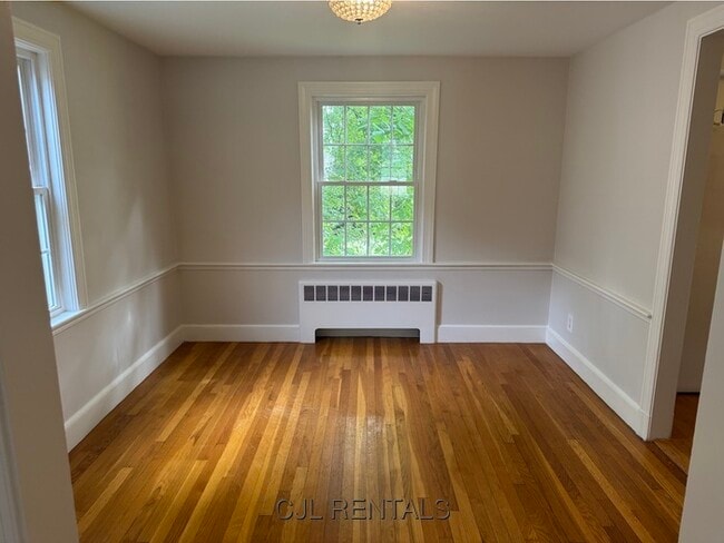 Building Photo - 161 Hunnewell St