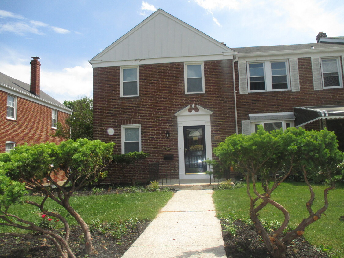 Foto principal - 3BR/2BA End of Group Townhouse Near Morgan...