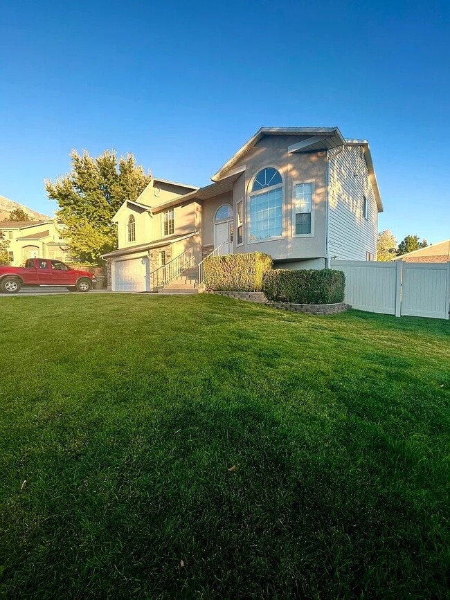Building Photo - 948 E 180 N