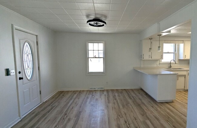 Building Photo - 1874 Manor Dr
