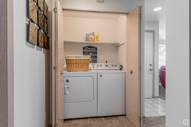 2BR, 1BA - 1020SF - In-Unit Laindry - Heatherwood Apartments