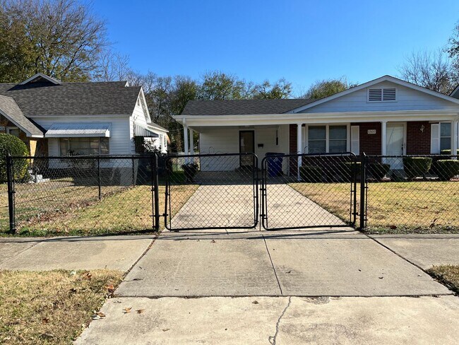 Building Photo - 3 Bed 1.5 Bath Home