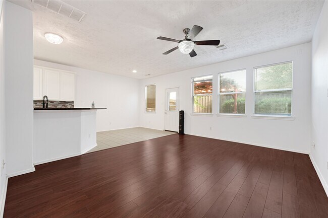 Foto del edificio - 16106 Greenport Ln