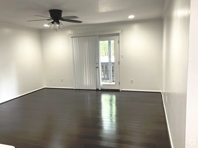 Building Photo - 1001 Woodland Vlg