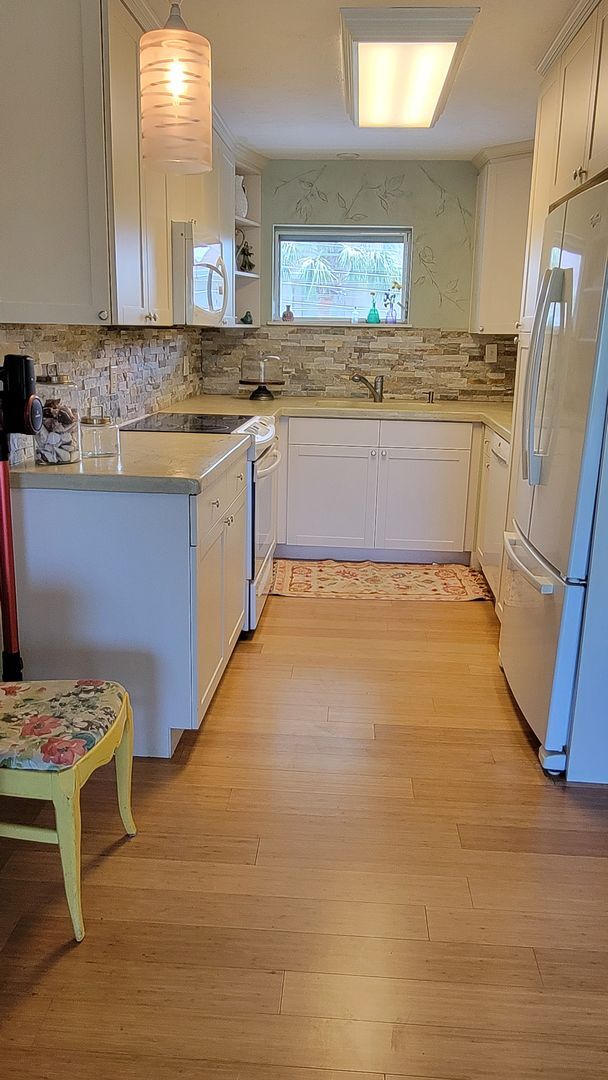 Building Photo - Annual Turnkey furnished renovated 1/1 dow...