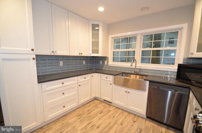 Foto del edificio - 5200 Kings Park Dr